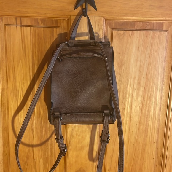LIZ SOTO Abby Convertible
Crossbody/Backpack/Brown, EUC - Picture 5 of 12